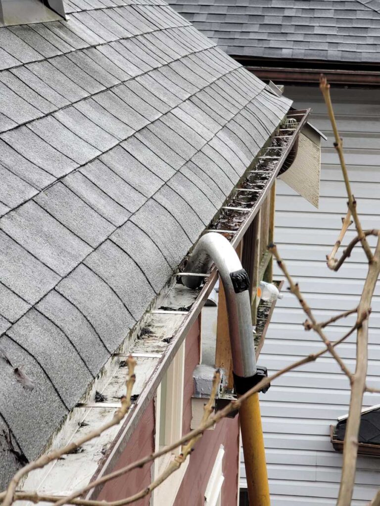 Roof with slate tiles and a rain gutter system